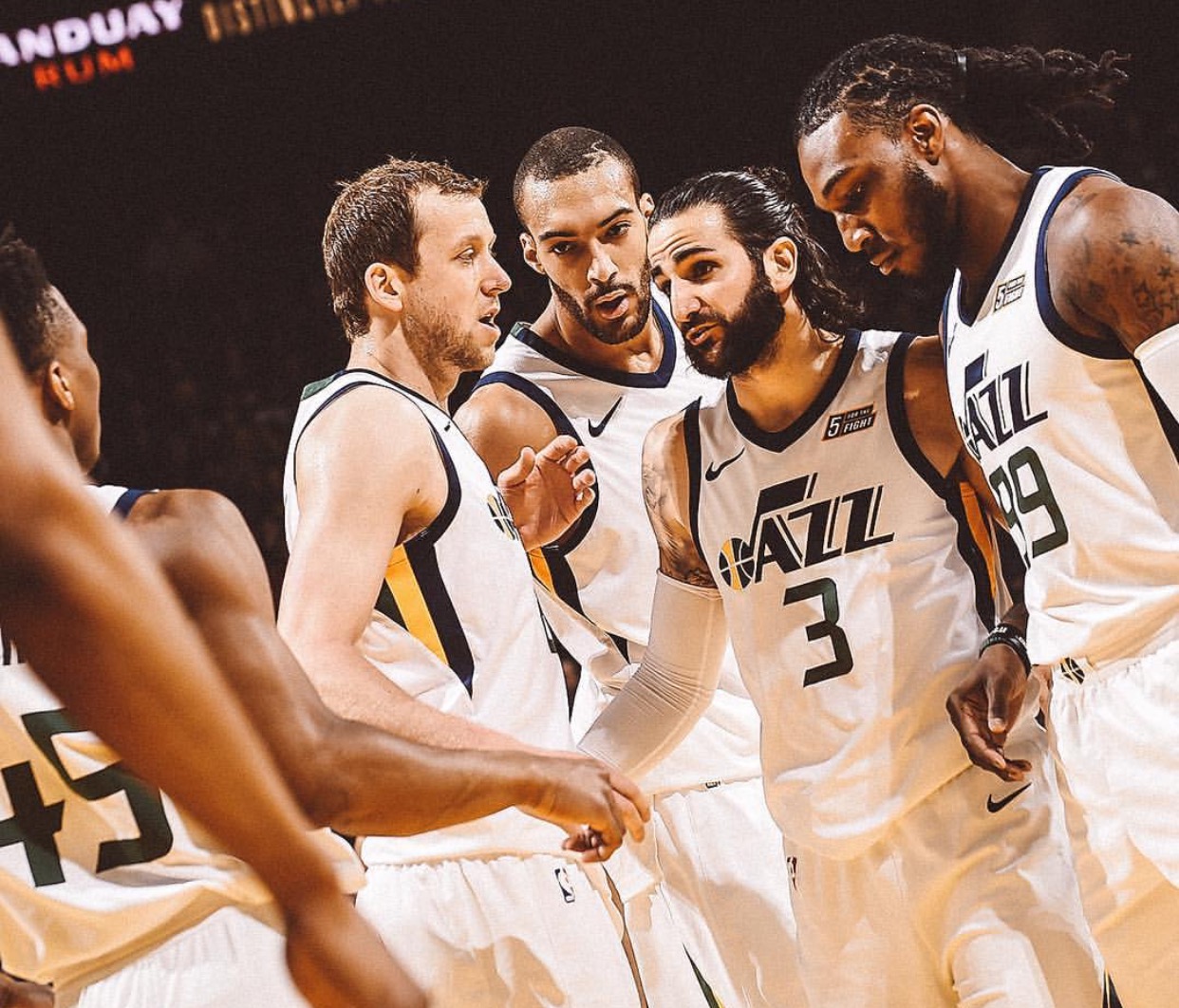 爵士险胜广州队,麦科勒姆带队取胜 爵士险胜广州队,麦科勒姆带队取胜