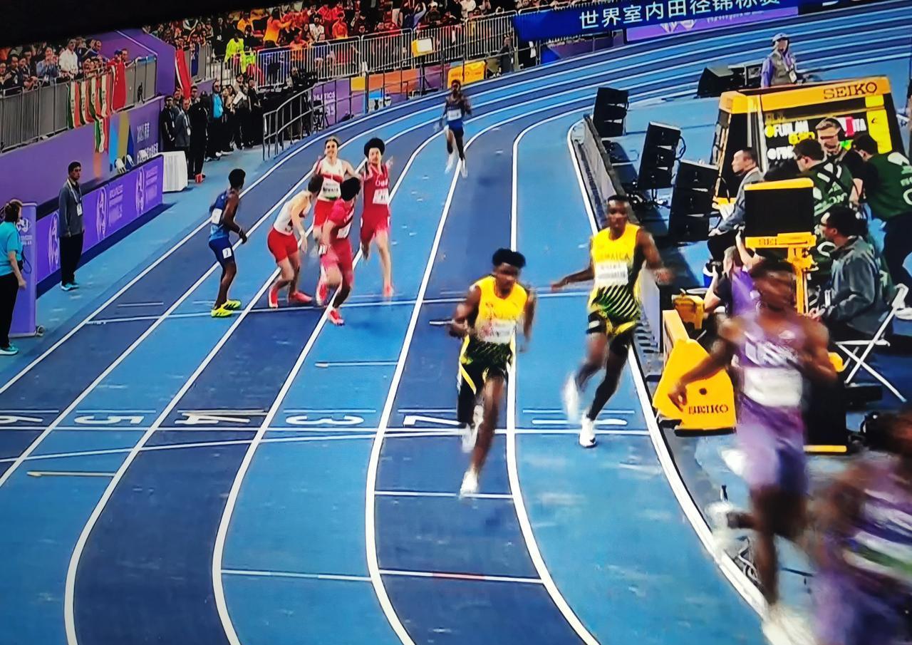 红牛二队鏖战梅赛德斯，诺里斯刷新纪录