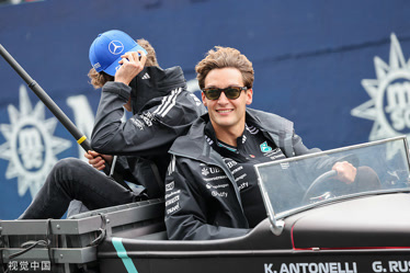 红牛车队轻取红牛二队,拉塞尔点燃赛场 红牛车队轻取红牛二队,拉塞尔点燃赛场