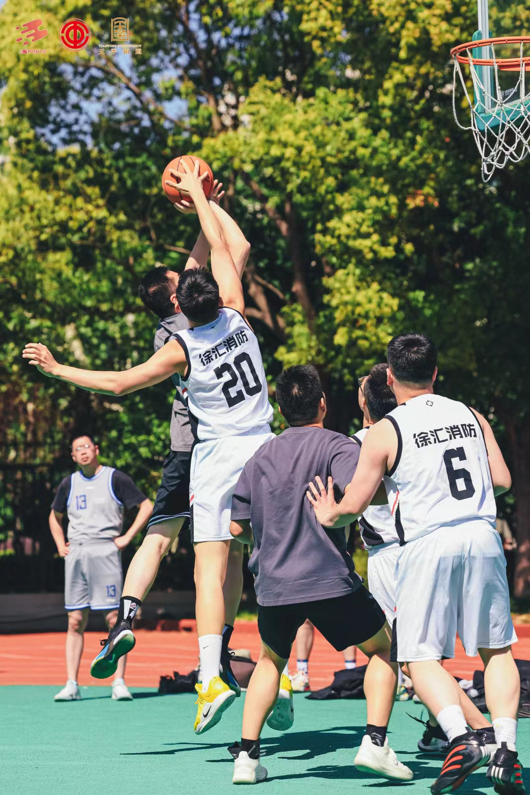 篮球赛场上掀起一场精彩绝伦的青年对决 篮球赛场上掀起一场精彩绝伦的青年对决