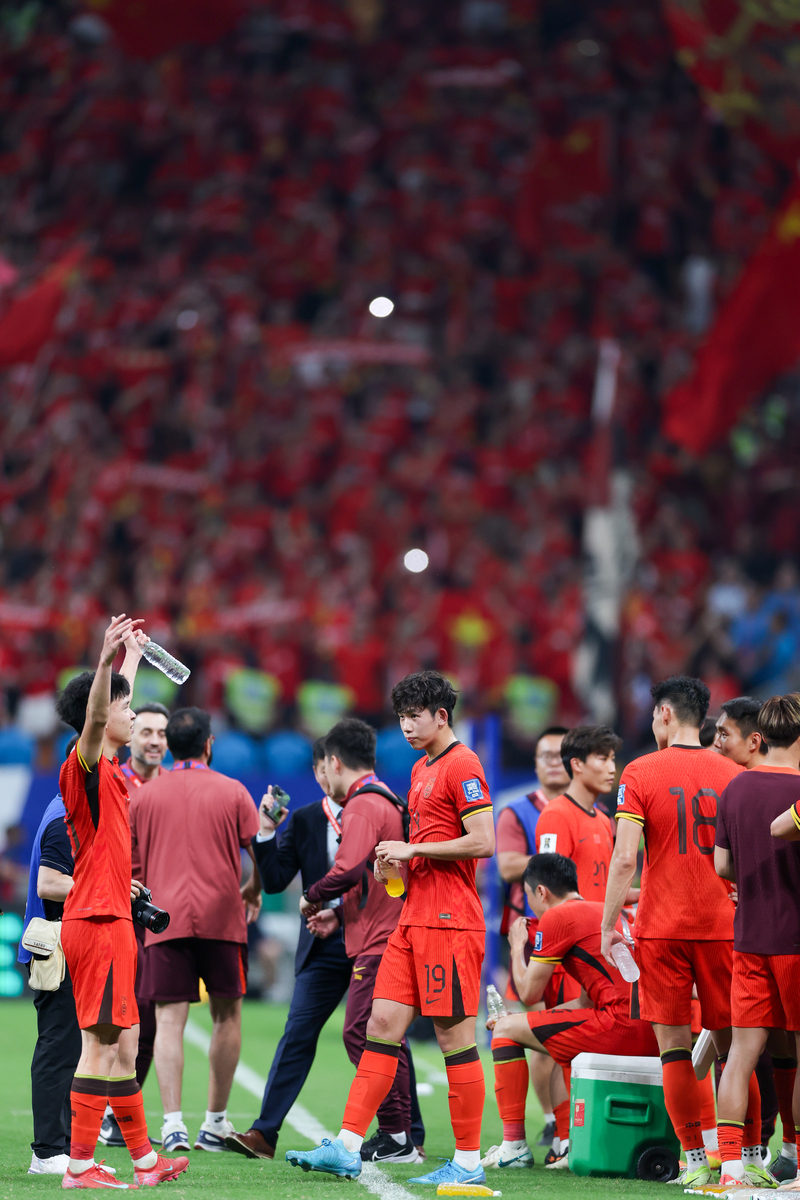 拼搏精神：球员们的全力以赴在赛场上闪耀