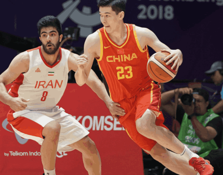 武汉男篮紧咬比分,锁定胜利 武汉男篮紧咬比分,锁定胜利