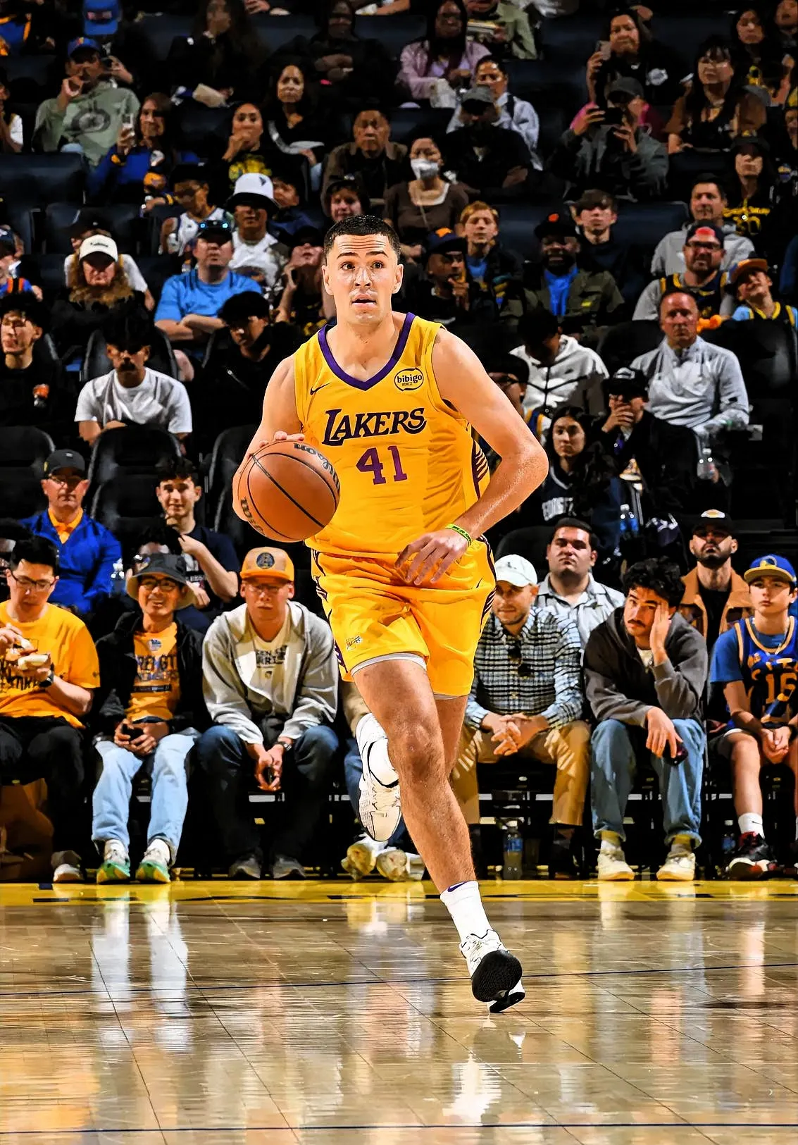 精彩比赛中球员表现出色受到赞誉 精彩比赛中球员表现出色受到赞誉