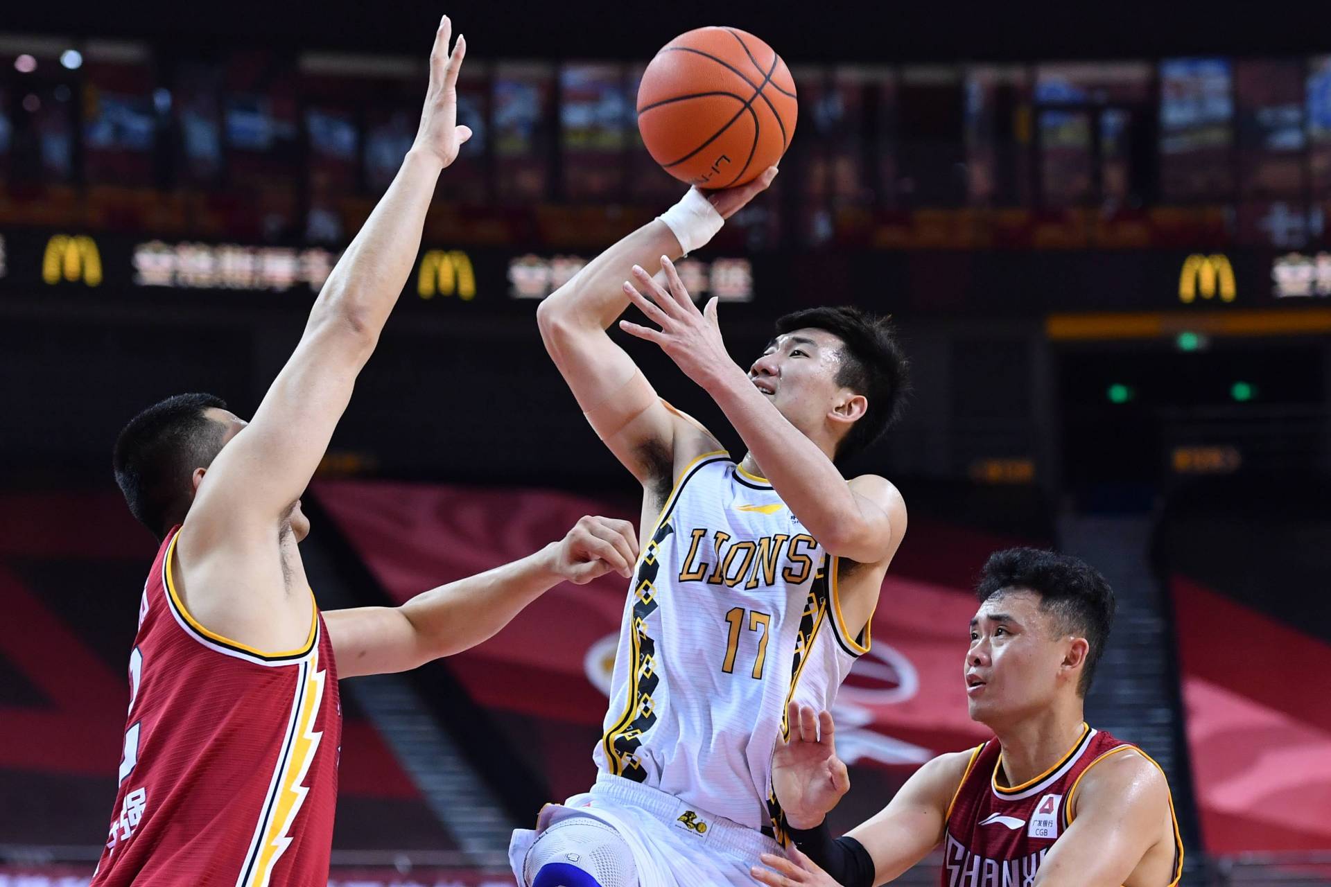 广州队险胜掘金，孙铭徽扛起全队