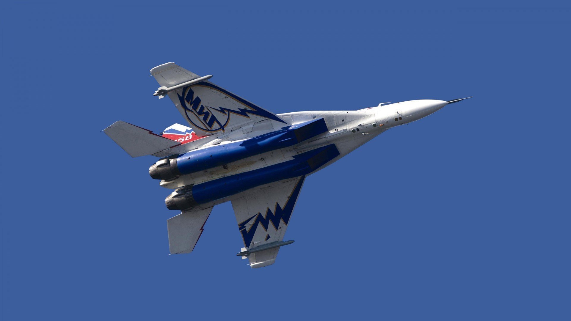 德罗赞的孤星时刻，当芝加哥的坚韧照亮菲尼克斯的夜空