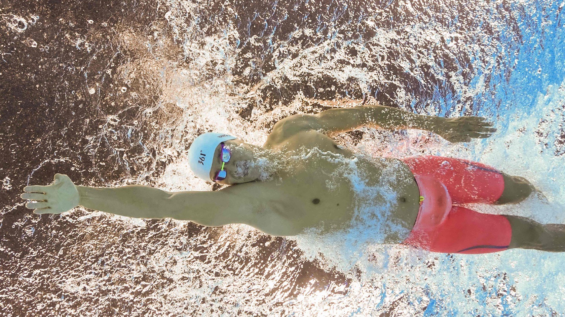 赛道之外的奇迹，当哥斯达黎加掀翻伊朗，F1新赛季揭幕战的双重焦点