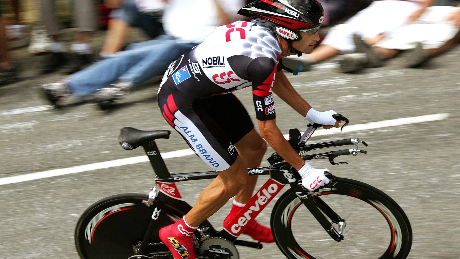 英超争冠焦点战风云激荡，喀麦隆铁骑踏平塞维利亚之夜